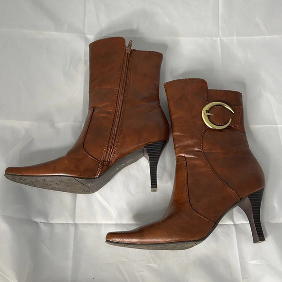 CL BY LAUNDRY Fanciful Cognac Pointed Toe Boots Vegan Brass Buckle Y2K Vibe 7M - Picture 5 of 13